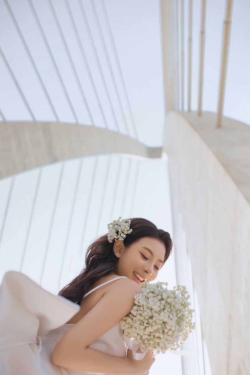 Bride in Vintage Glam Outfit